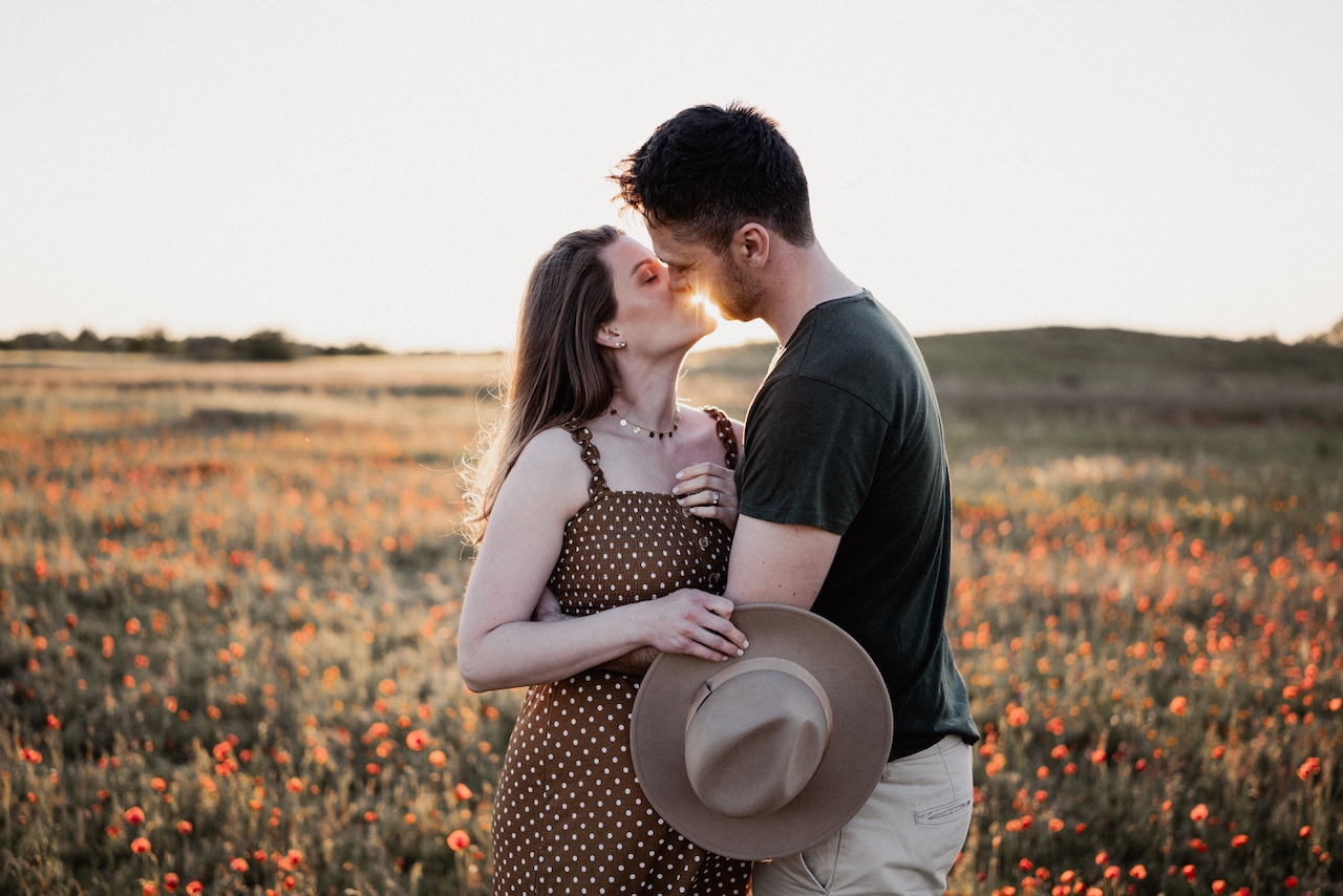 Sunset maternity shoot in a poppy field